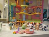 Littlest Pet Shop Lot With Playset