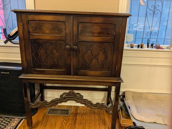 Cabinet / Bar / Sideboard