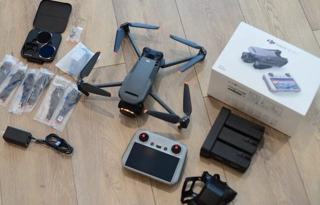 DJI Mavic 3 Pro Camera Drone RC Remote 3 Batteries Polar Pro ND Polarizing Clean