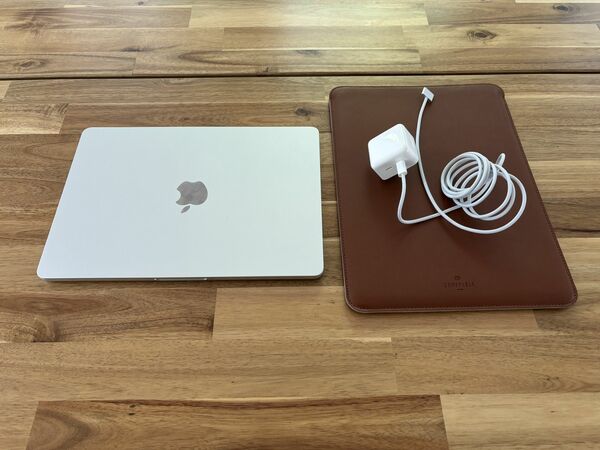 MacBook Air M2. 13inch. 16GB. 512GB. 10core GPU