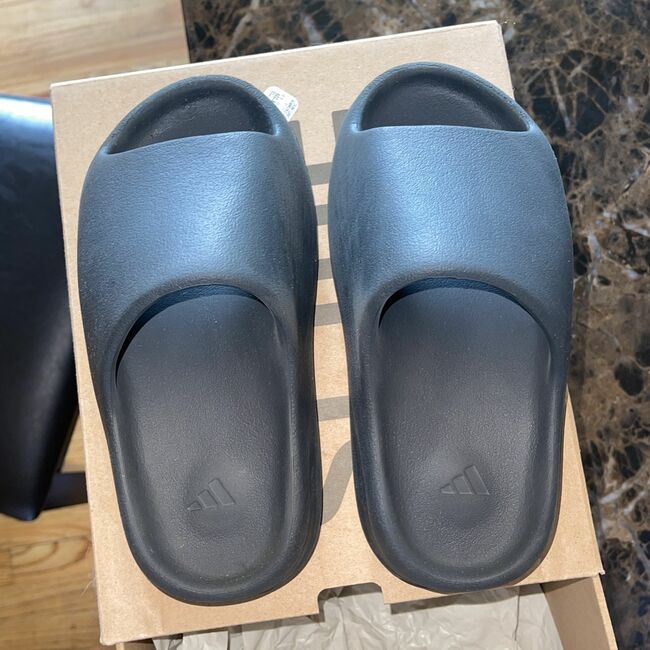 Yezzy Slides Onyx Size 4us