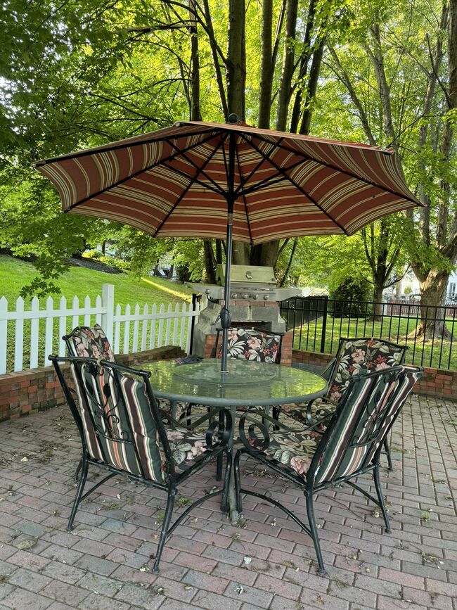 Outdoor Table With Umbrella and 5 Chairs