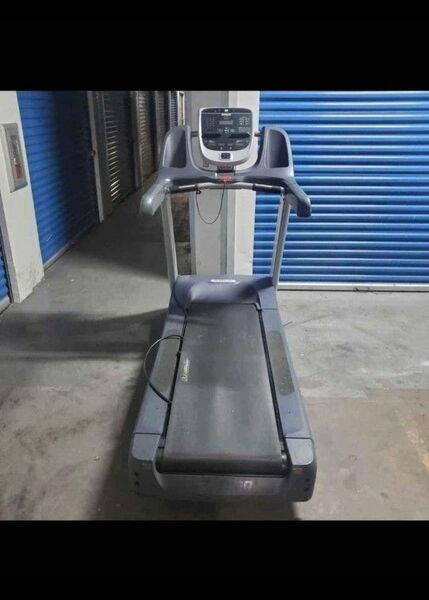 I CAN DELIVER Precor 811 Treadmill