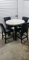 Round Marbel Top Table And Chairs