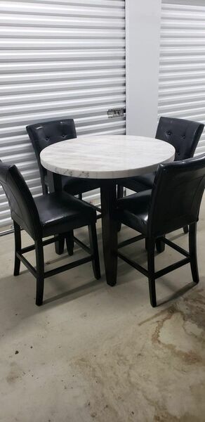 Round Marbel Top Table And Chairs