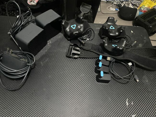 Full body 3 HTC 2.0 VIVE VR trackers with two 1.0 base stations vrchat full body w/ straps