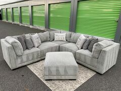 FREE DELIVERY AND INSTALLATION - Thomasville modular 6pc Light Gray Sectional plus ottoman