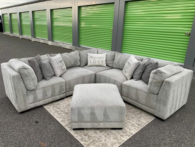 FREE DELIVERY AND INSTALLATION - Thomasville modular 6pc Light Gray Sectional plus ottoman