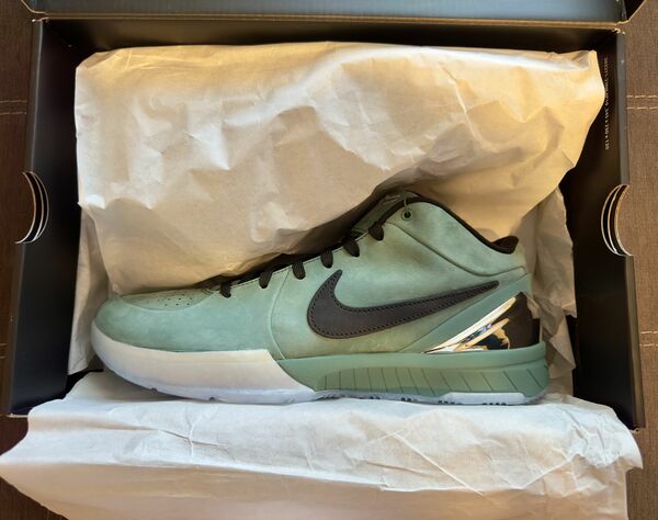 DS Nike Kobe 4 Protro Girl Dad (size 11)
