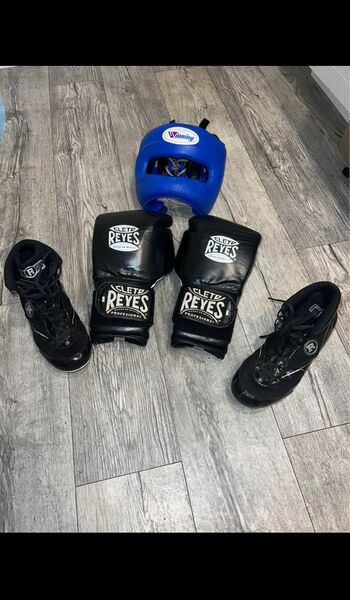 Boxing Winning Headgear Reyes Gloves 16oz Boxing Shoe Size 9