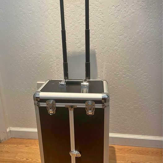 Aluminum makeup travel case on wheels