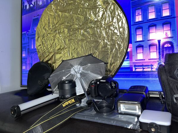 BLACK NIKON D3100  & ACCESSORIES +BACKDROP