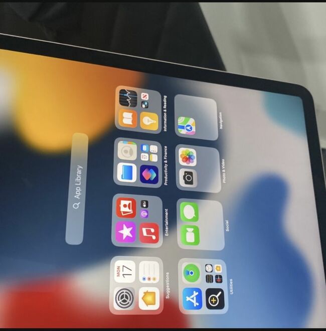 Package Deal “ iPad Air “ 5th Generation & “ Oculus Rift S “  For Low Price Of $500 For Everything (brand New Condition)