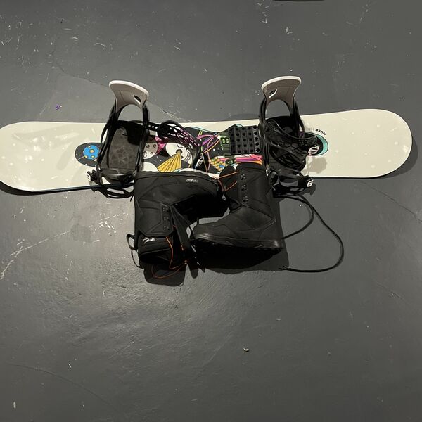 SNOWBOARD WITH BINDINGS AND BOOTS