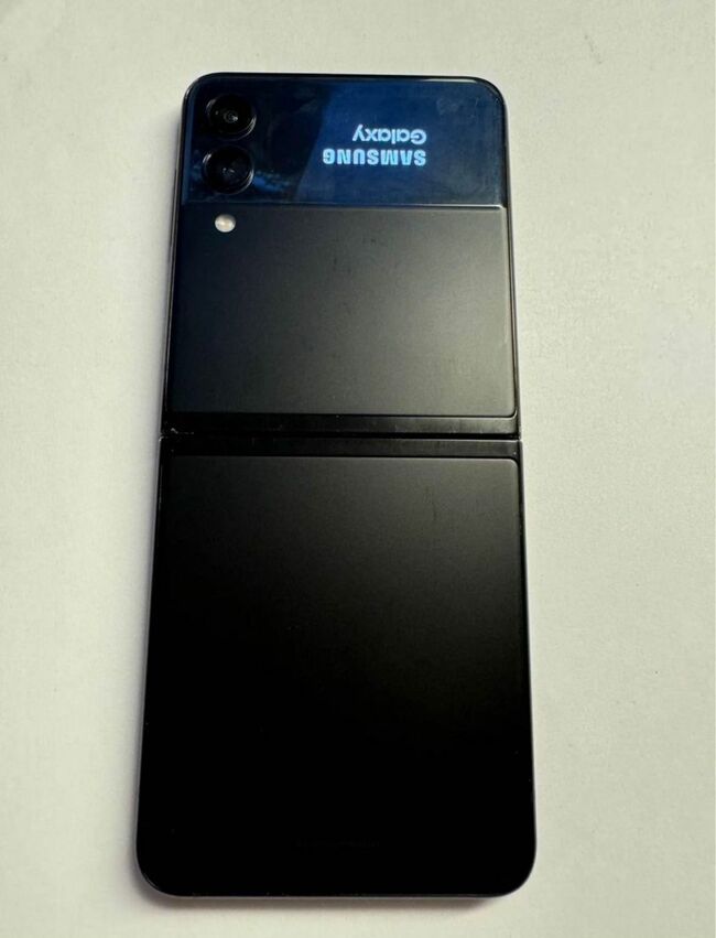 Samsung Galaxy X Flip 4 (Scuffed Hinges)