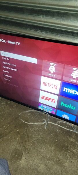 TLC ROKU TV 4K SMART 44" FOR $130 WORK  HANG ON THE WALL