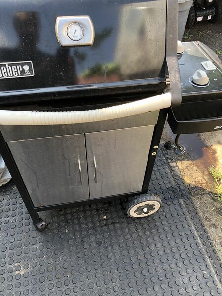 Good Condition WEBER 2 Burner Propane Gas Barbecue Grill New Cooking Grates
