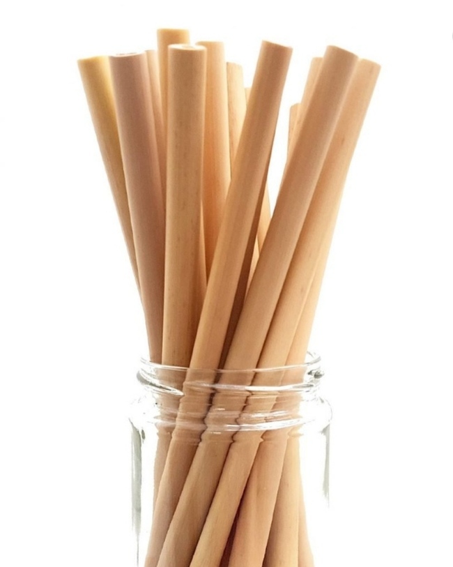 Reusable bamboo straws replace plastic straws to protect the environment