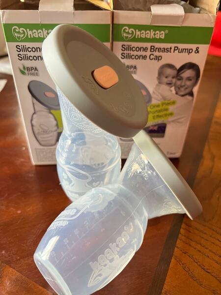 2 Haakaa Breast pump with silicone Caps 4 oz used once