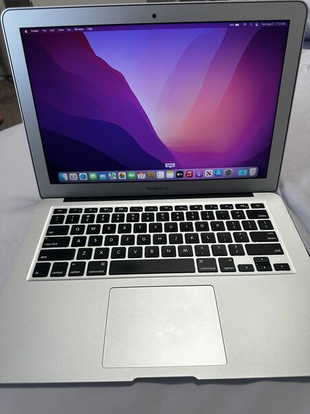 Apple MacBook Air / 13.3 inch / Core i5 / 8GB RAM / 128GB SSD