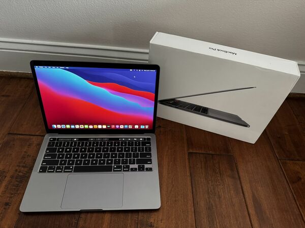 MACBOOK PRO 13 INCH TOP SPEC! intel i7 32 GB RAM 1 TB STORAGE
