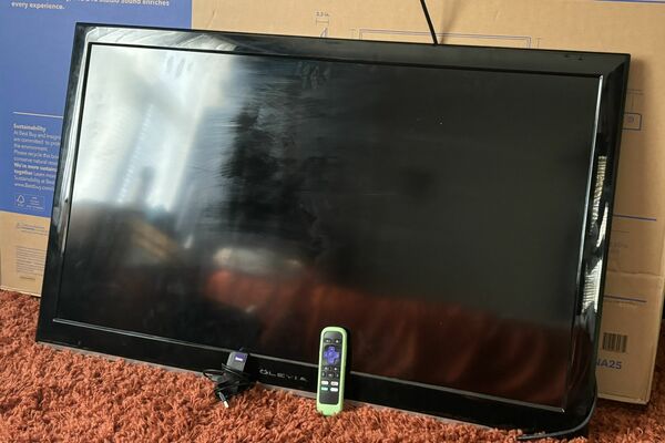45” Flat Screen TV/ Roku combo