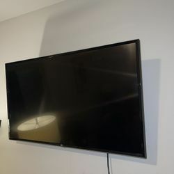 Ready For Pickup 🛻 75 inch LG Smart TV PERFECT Condition ( With Wall Mount Included )