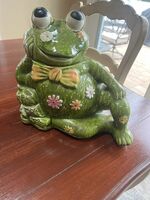Vintage 1970’s resting frog cookie jar with flowers so cute