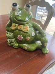 Vintage 1970’s resting frog cookie jar with flowers so cute