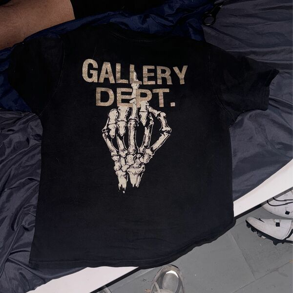 gallery deot middle finger shirt