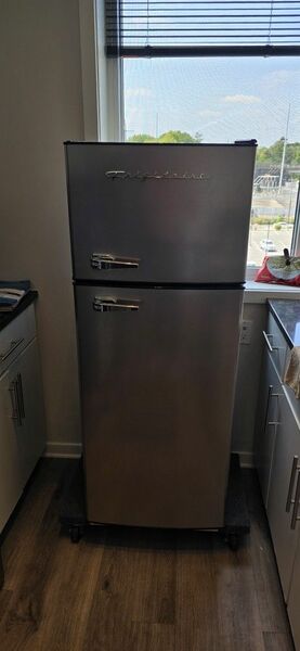 7.5 Cu Ft Mini Fridge W/ Top Freezer