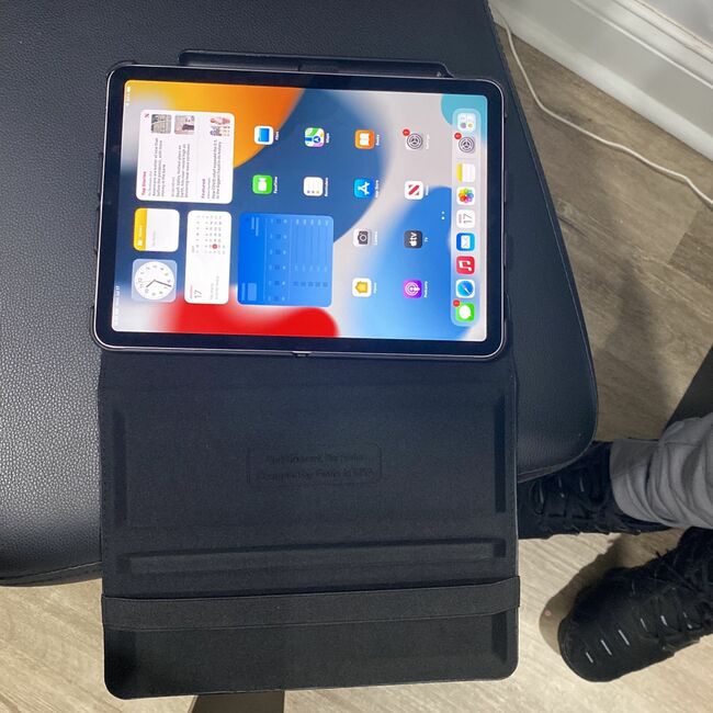 Package Deal “ iPad Air “ 5th Generation , “ Oculus Quest 2 “ & “ Oculus Rift S “  For Low Price Of $750 For Everything (brand New Condition)