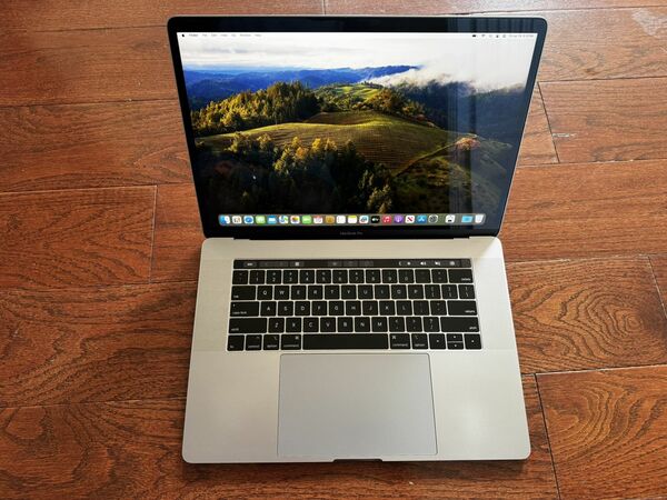 MACBOOK PRO 15 Inch! intel i9 32 Gb Ram! 1TB SSD